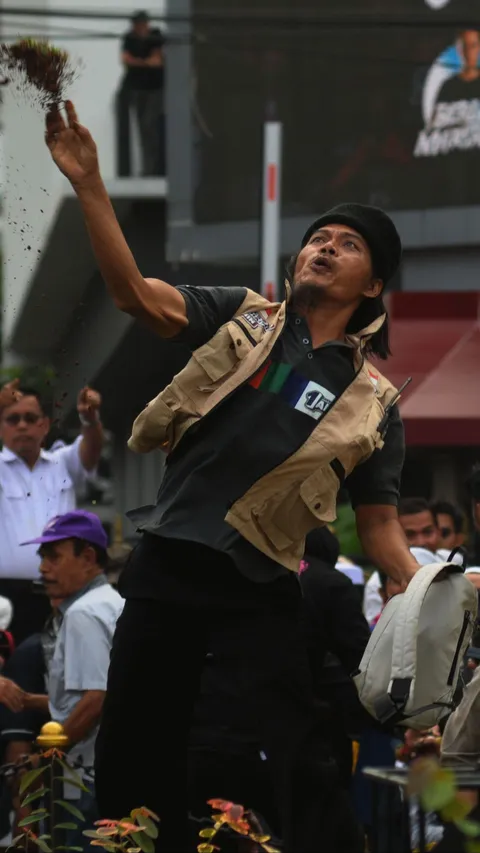FOTO: Panas, Ricuh Dua Kelompok Pengunjuk Rasa Warnai Demo MK di Patung Kuda