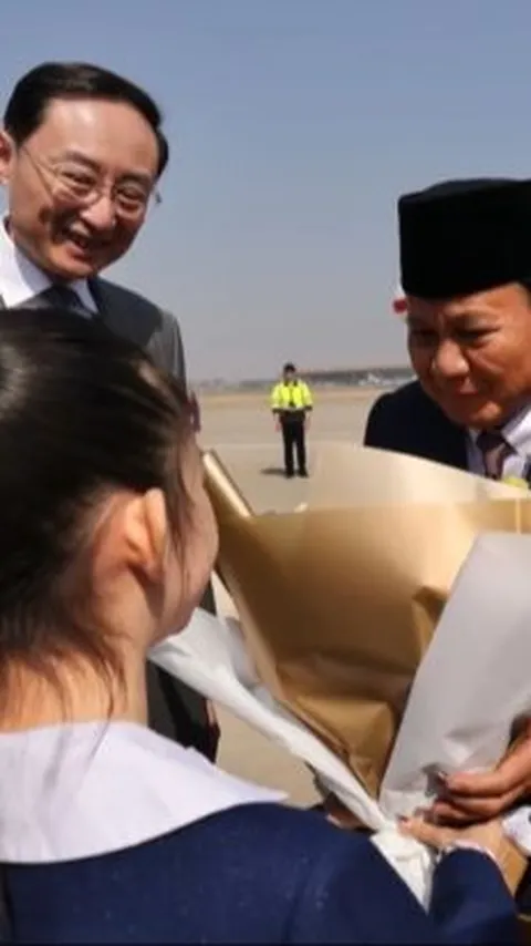 Momen Manis Prabowo Disambut Gadis Kecil di China, Reaksi Menhan Curi Perhatian
