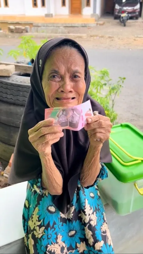 Kisah Nenek Penjual Kue Ditipu Pembeli dengan Uang Palsu, Bikin Sedih