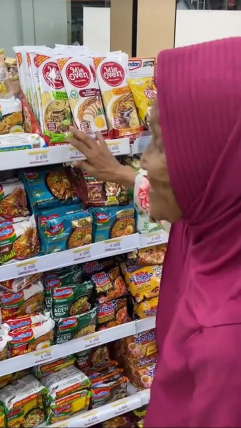 Beli Obat Maag untuk Tahan Lapar, Aksi Pria Bantu Nenek di Minimarket  Ini Tuai Haru