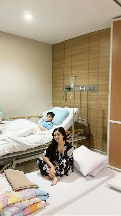 Potret Kedua Anak Nisya Ahmad Harus Dirawat Bersamaan Karena Demam Tinggi, Jadi Ibu Siaga Ikut Tidur di RS