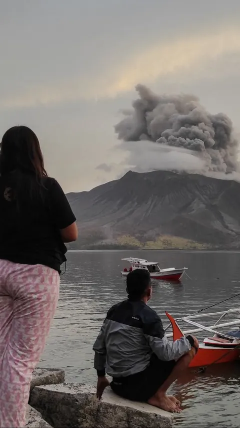 FOTO: Momen Erupsi Gunung Ruang Jadi Tontonan Warga