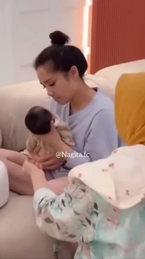 Potret Nagita Slavina Gendong dan Cium Baby Lily Buat Tersentuh, Netizen 