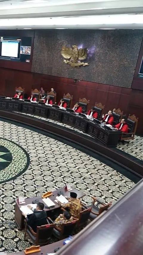 VIDEO: Tegas! Respons Hakim MK Soal Presiden Jokowi Salahgunakan Bansos untuk Pemilu 2024