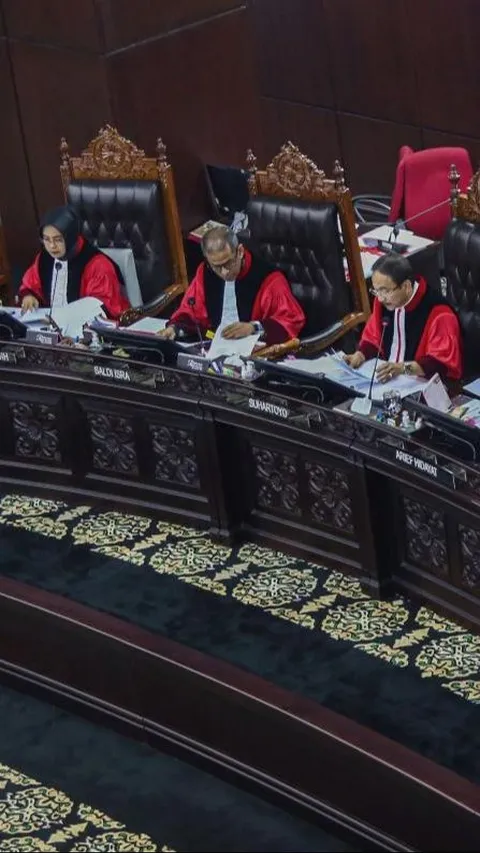 Hakim MK Saldi Isra, Enny Nurbaningsih & Arief Hidayat Dissenting Opinion Putusan Sengketa Pilpres