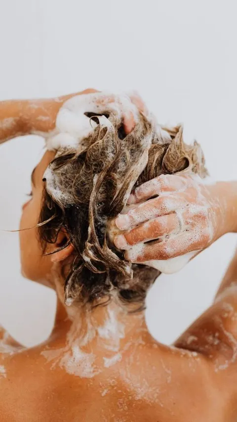 Apakah Menggunakan Sampo dan Kondisioner Benar Membuat Rambut Lebih Sehat?