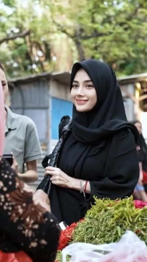 Penampilannya Tuai Pujian, 8 Foto Arlida Putri Saat Ziarah Ke Makam Sang Ayah di Surabaya