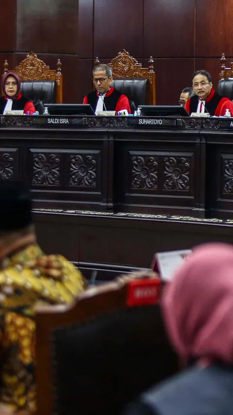 VIDEO: Hakim MK Saldi Isra Bacakan Dissenting Opinion, Singgung Sikap Jokowi