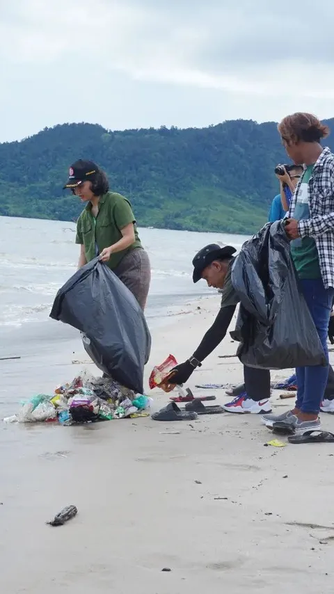Gerakan Anti Sampah Plastik, Anak Muda di Tapanuli Tengah Ikut Aksi Bersih-Bersih pada Hari Bumi