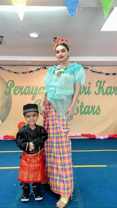 Momen Nurah Syahfirah Dampingi Anak Bungsunya Razeen saat Acara Kartini di Sekolah, Penampilan Istri Teuku Rafly Bikin Salfok
