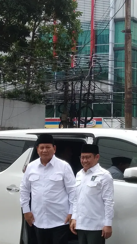 VIDEO: Presiden Terpilih Prabowo Rangkul Hangat Cak Imin di Kantor PKB