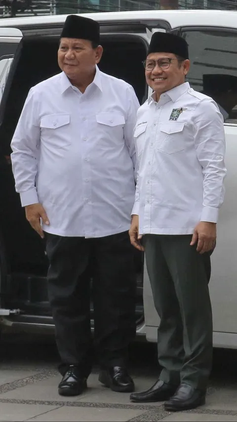 FOTO: Momen Keakraban Prabowo Subianto Disambut Cak Imin di Markas PKB Usai Ditetapkan sebagai Presiden Terpilih 2024