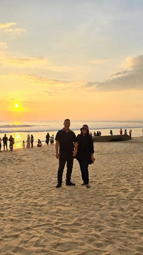 Pose Romantis Kombes Bhirawa Adik Eks Panglima TNI Bareng Istri di Pantai Aceh