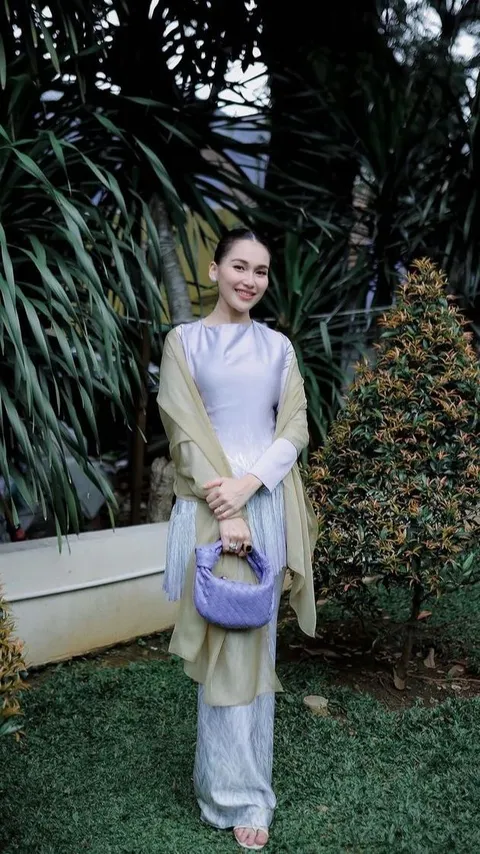 Elegan Banget, 8 Foto Terbaru Ayu Ting Ting Tampil Manis Pakai Baju Kurung!