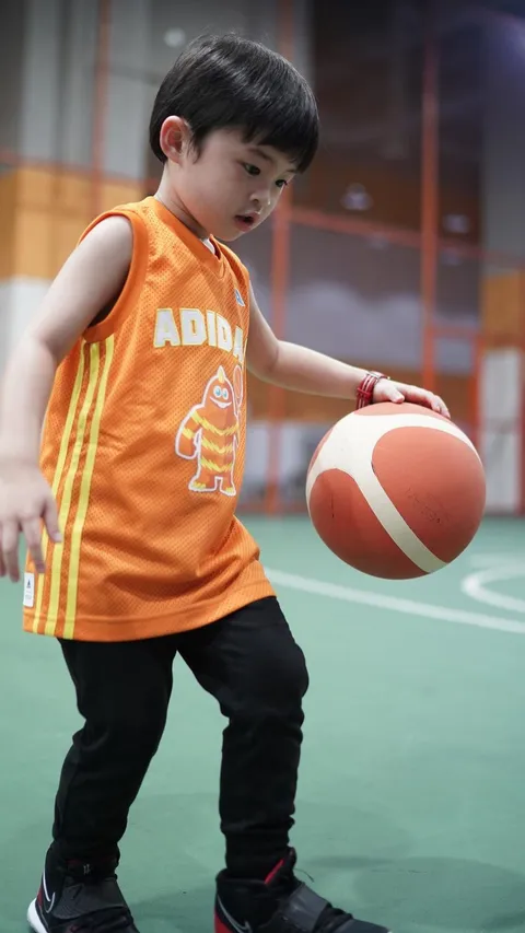 Potret Ganteng & Keren Raphael Anak Sandra Dewi dan Harvey Moeis Makin Jago Dribble 2 Bola Basket Sekaligus