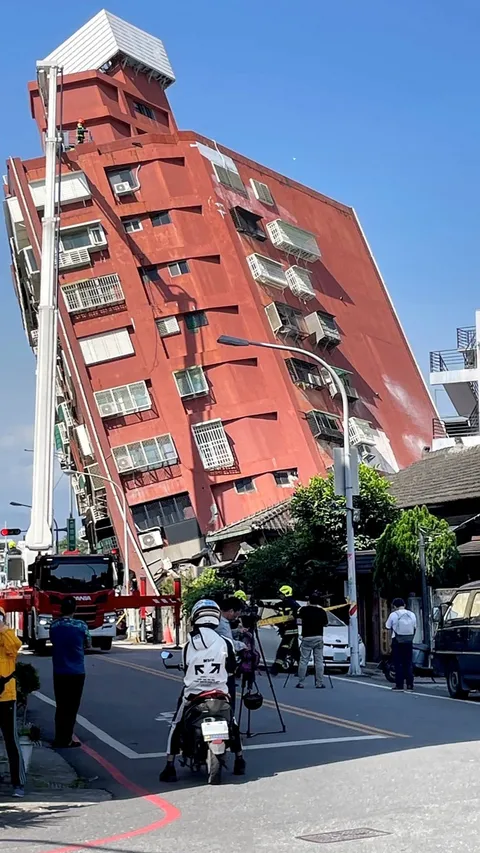 FOTO: Dahsyatnya Gempa Bumi Terkuat di Taiwan Sampai Bikin Gedung-Gedung Miring hingga Tujuh Orang Tewas dan 77 Lainnya Terjebak