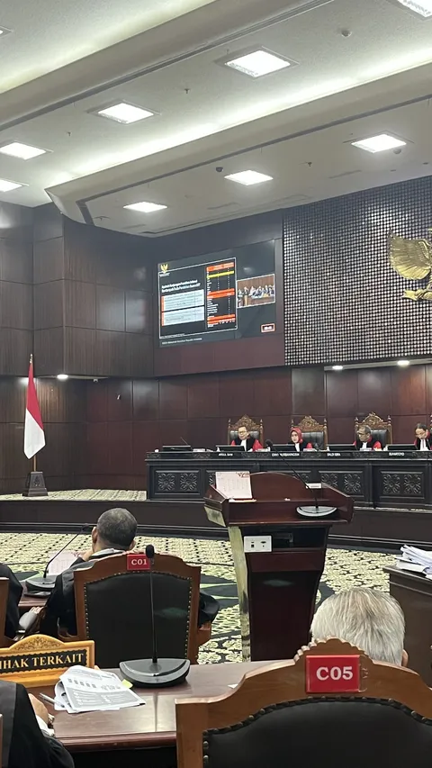 VIDEO: Momen Haru Tahan Tangis Saksi dari KPU Ungkap Fakta Sirekap, Minta Maaf ke Hakim MK