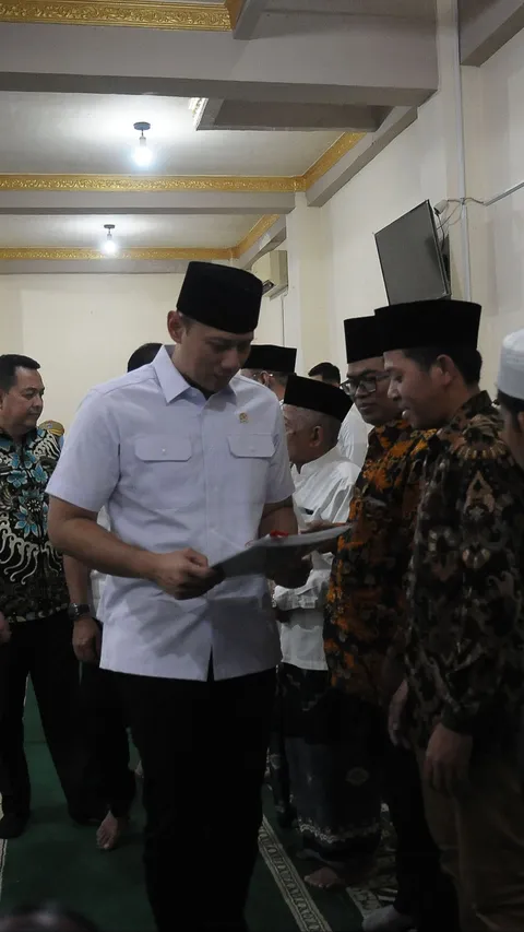 FOTO: Menteri AHY Bagikan Sertifikat Wakaf untuk Masjid dan Musala di Jakarta