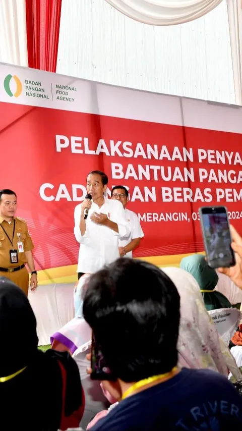 Tinjau Gudang Bulog Pematang Kandis, Jokowi Pastikan Stok Beras Aman