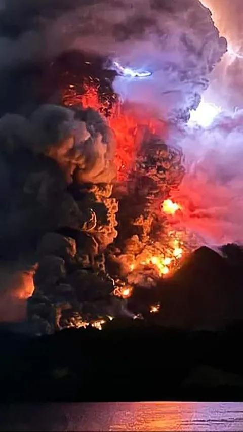 Awas! Gunung Ruang Kembali Erupsi, Muntahkan Abu Vulkanik Setinggi 5 Km