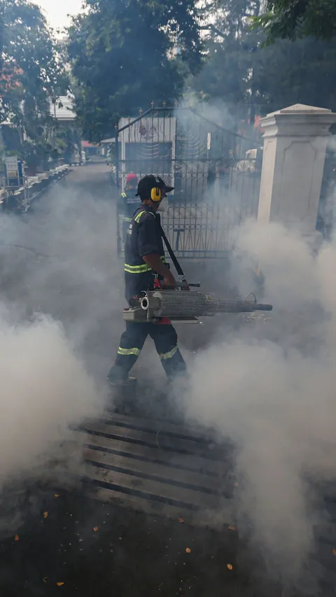 FOTO: Berantas Nyamuk DBD, Museum Tekstil Jakarta Difogging Demi Keamanan Pengunjung