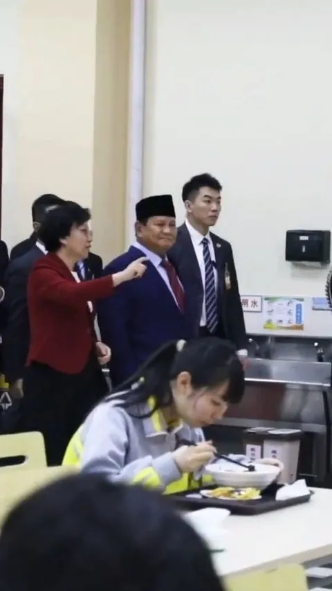 VIDEO: Respons Prabowo Saat Tinjau Program Makan Siang Gratis di Sekolah China