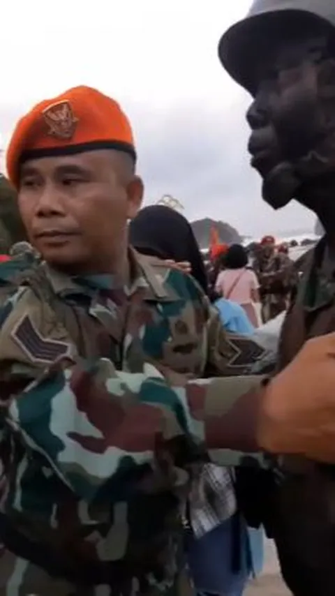 Sama-sama Pasukan Elite TNI, Momen Ayah Kopasgat Pasangkan Baret Merah ke Anak Lulus Pendidikan Kopassus