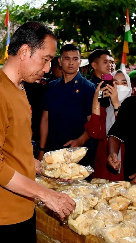 6 Potret Presiden Jokowi Berburu Takjil di Jambi, Ramai Disambut Warga