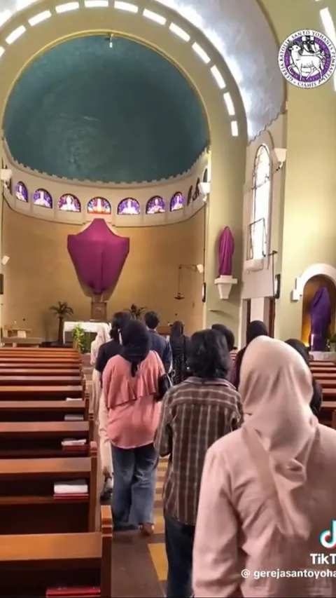 Sekelompok Mahasiswa Muslim ‘Ngabuburit’ di Kapel Biara Ursulin Bandung, Aksinya Viral