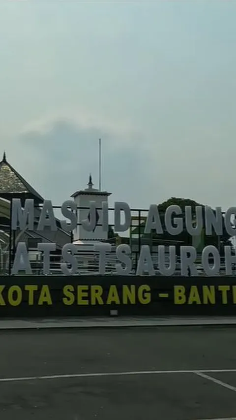 Mengunjungi Masjid Ats Tsauroh Serang, Bentuknya Mirip Pendopo Jawa dan Punya Taman Estetik