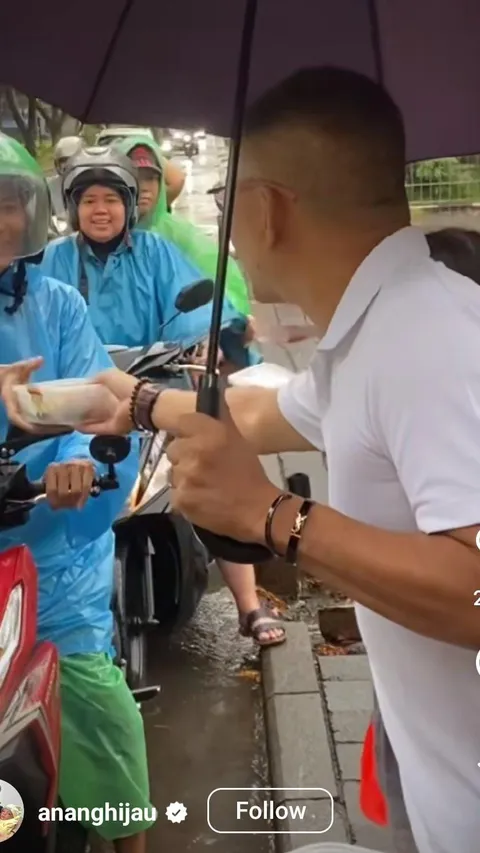 Di Bawah Guyuran Hujan Deras, Momen Anang Hermansyah dan Arsy Bagi-Bagi Makanan di Pinggir Jalan