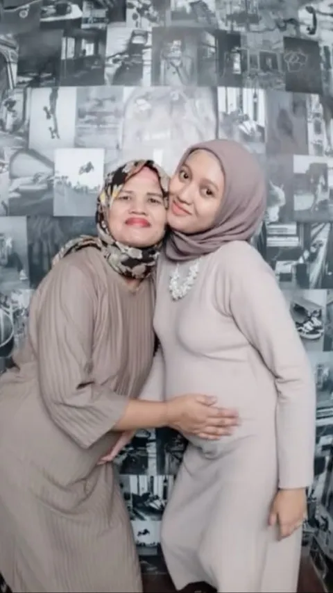 Hamil Bareng, Wanita Ini Bagikan Momen Maternity Shoot Bersama Ibunda