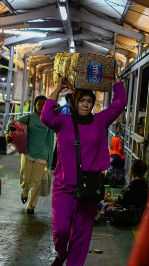 FOTO: Momen Pemudik Pejalan Kaki Serbu Pelabuhan Merak, Banyak yang Pilih Perjalanan Malam