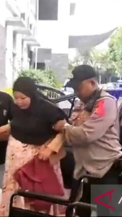 Ibu Hamil yang Hendak Melahirkan Ini Terjebak di Pasar Tipar, Sampai Dievakuasi Kepolisian