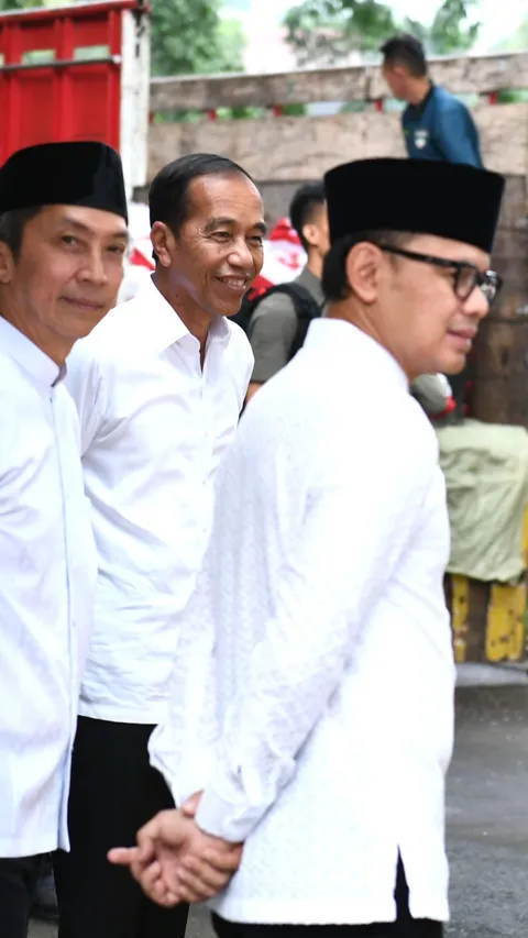 Disaksikan Jokowi, Senangnya Warga Dapat Bantuan Sembako Jelang Lebaran