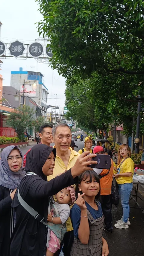 VIDEO: Momen Bos Jalan Tol Jusuf Hamka Bagikan 300 Sepatu Gratis Jelang Idul Fitri