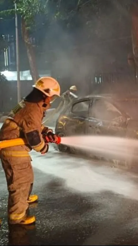 VIDEO: Mobil Terbakar & Meledak Diduga Dilempari Petasan Gerombolan Remaja Konvoi di Kembangan Jakbar