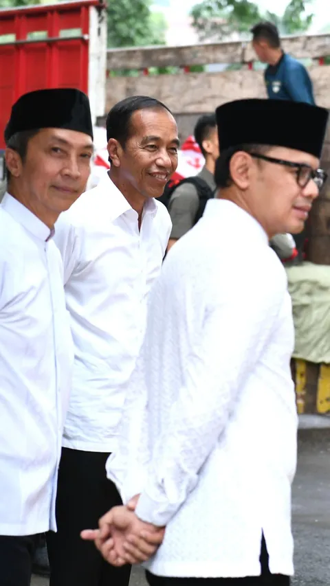 Presiden Jokowi Bagi-bagi 1.000 Sembako di Depan Istana Jelang Lebaran