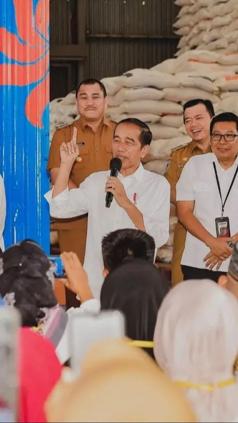VIDEO: Jokowi Bagi-Bagi Ribuan Bansos Lebaran, Paspampres Cegat Ojol & Warga Depan Istana