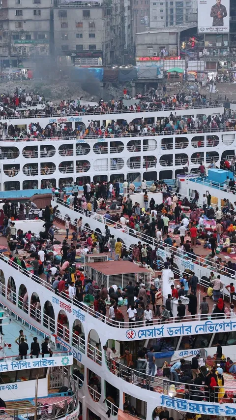 FOTO: Penampakan Arus Mudik di Bangladesh, Kapal Ferry Penuh Sesak