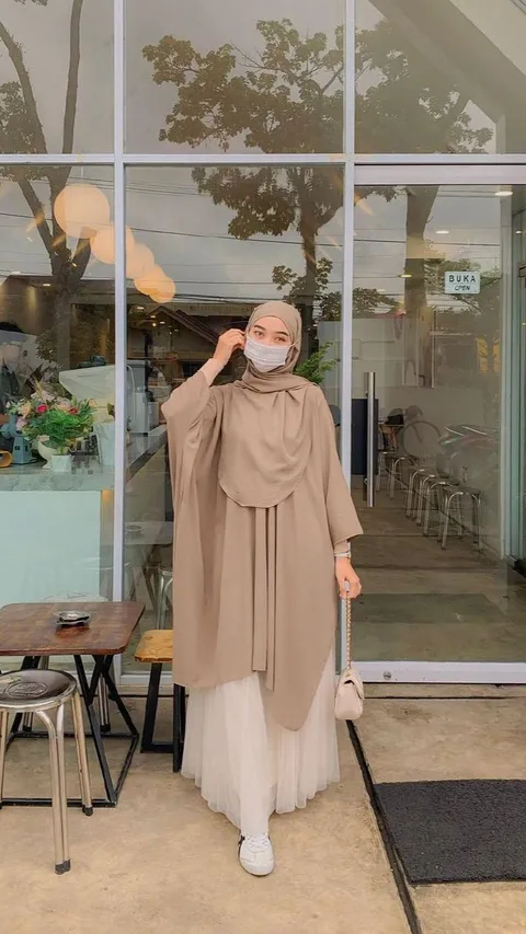 2 Inspirasi Look dengan Hijab Syar’i Menutup Dada, Elegan Kekinian
