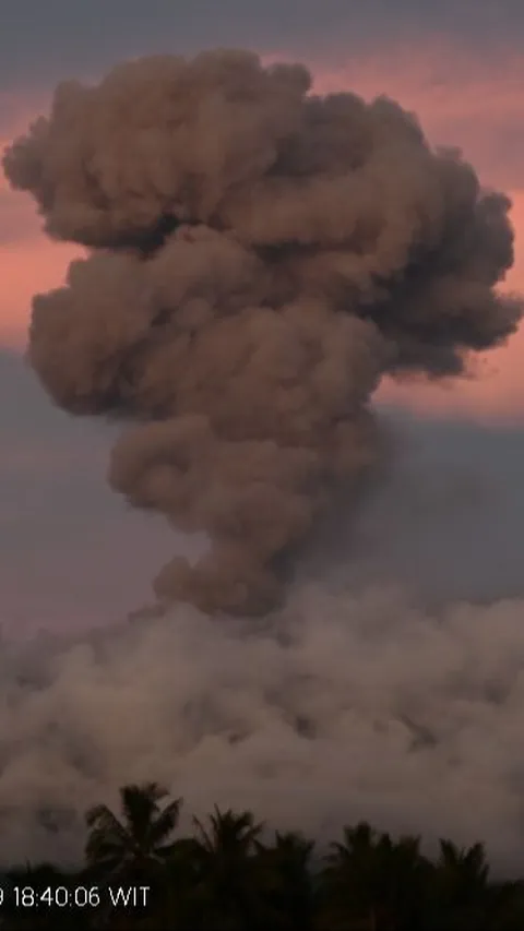 Erupsi Gunung Ibu Ciptakan Badai Petir Vulkanik