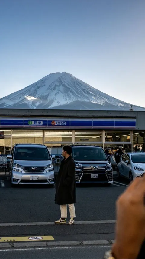 Viral Minimarket Wonosobo Berlatarbelakang Gunung Bak di Jepang, 