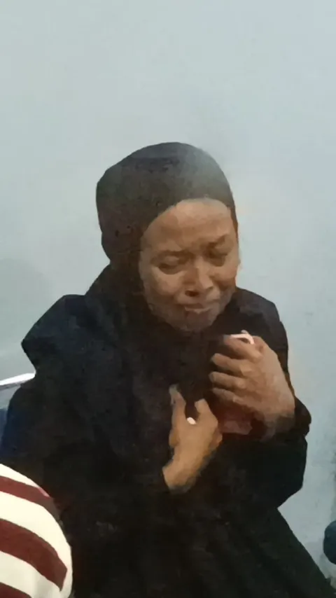 Isak Tangis Istri Korban Jatuhnya Pesawat di BSD Saat Tiba di RS Polri