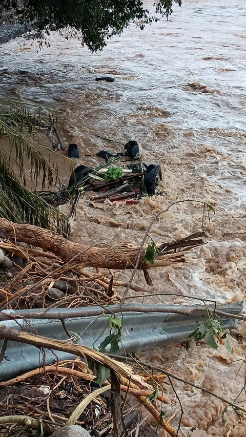 Cerita Menegangkan Saat Banjir Bandang Terjang OKU dan Hanyutkan Mobil Berpenumpang, 4 Orang Hilang
