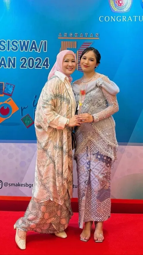 Cantik dan Anggun Berkebaya, Potret Shakiena Azalea Putri Pasha Ungu dan Okie Agustina saat Wisuda Disorot