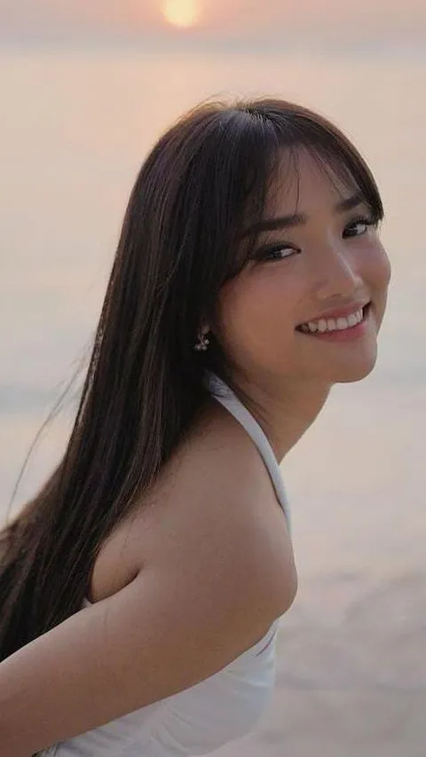 Potret Cantik Fuji Pakai Dress Putih Berpose di Pinggir Pantai, Netizen 