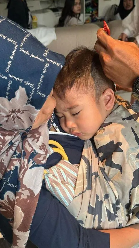 Potret Rayyanza Potong Rambut saat Tidur Digendong Sus Rini, Netizen 