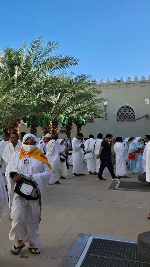 Sepekan Keberangkatan dari Madinah ke Makkah: Jemaah Laki-Laki Masih Banyak Pakai Kaus Kaki, Sarung hingga Sepatu