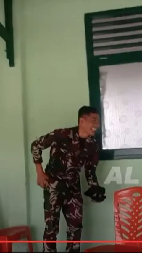 Wajah Sangar, Prajurit TNI AD Lari Terbirit-birit Melihat Ular, Semua Anggota Tertawa